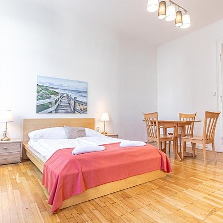 Simple Apartment Near Wiener Stadthalle Екстериор снимка