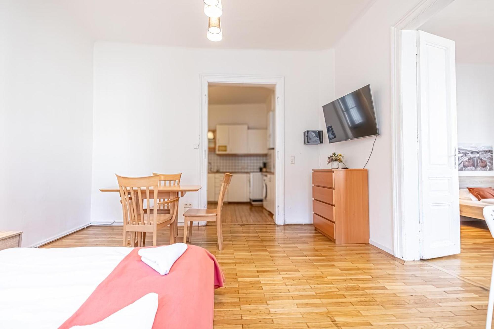 Simple Apartment Near Wiener Stadthalle Екстериор снимка